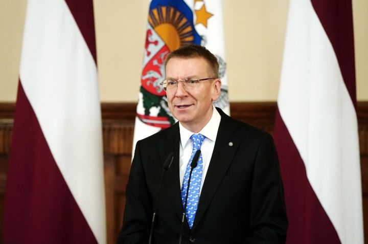 Nelielai smieklu devai: Edgaru Rinkēviču uz ielas sasmīdinājis kāds jaunietis