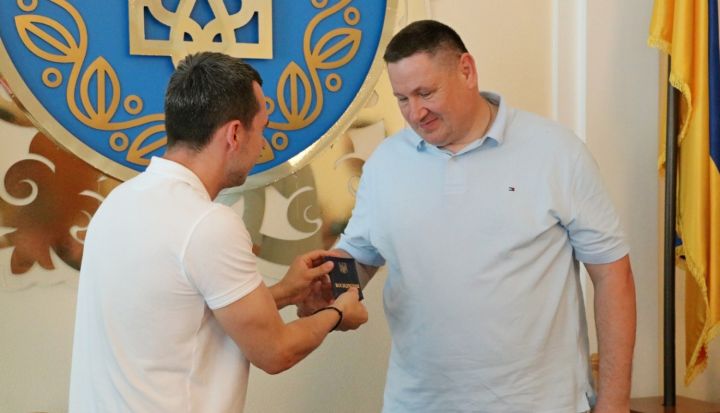 VIDEO: Domes priekšsēdētājs Egils Helmanis saņem Čerņihivas apgabala Goda pilsoņa titulu