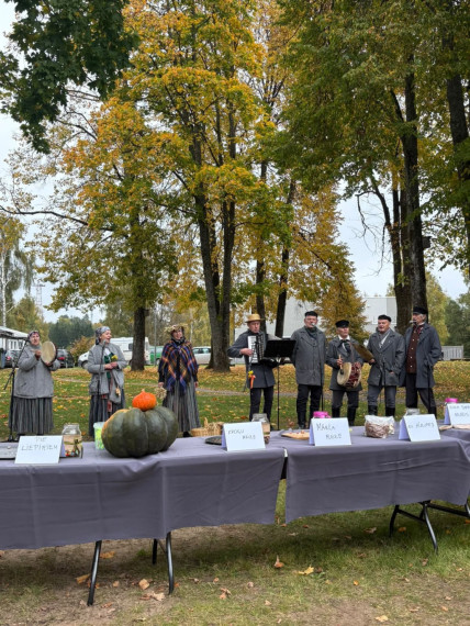 FOTO: Ķegumā ar dziesmām, dejām un Latgales smeķi aizvadīts Miķeļdienas gadatirgus