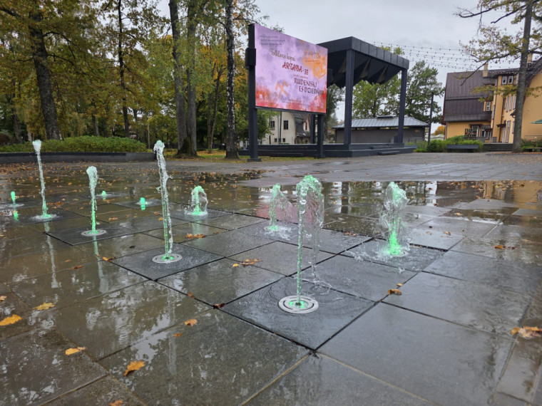 FOTO: Kā no pastkartes! Ogres centrs ietērpies zelta rudens nokrāsās