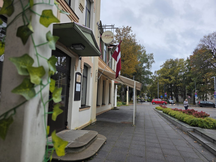 FOTO: Kā no pastkartes! Ogres centrs ietērpies zelta rudens nokrāsās