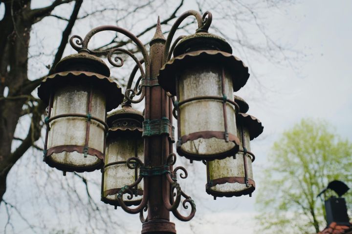 Ikšķilē ziņo par bīstamu stabu