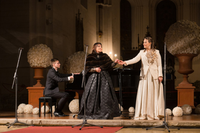 FOTO: Doma baznīcā ar vērienu pirmizrādīta jaunā koncertprogramma “3 Soprano”