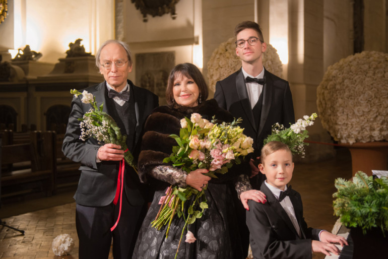 FOTO: Doma baznīcā ar vērienu pirmizrādīta jaunā koncertprogramma “3 Soprano”