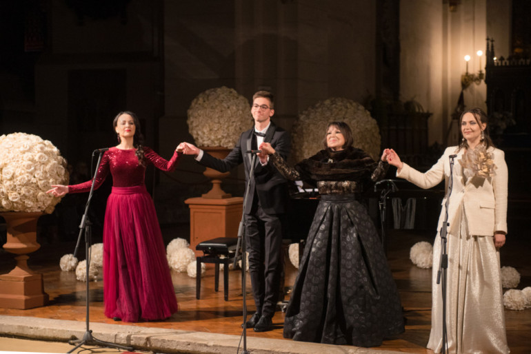 FOTO: Doma baznīcā ar vērienu pirmizrādīta jaunā koncertprogramma “3 Soprano”