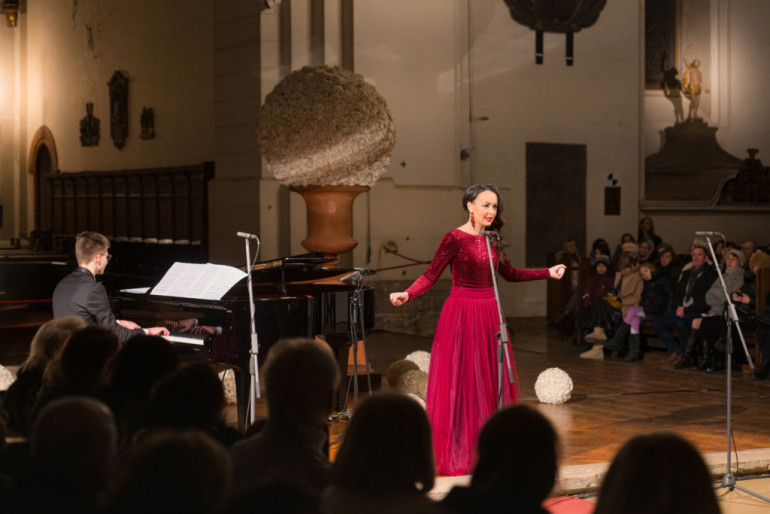 FOTO: Doma baznīcā ar vērienu pirmizrādīta jaunā koncertprogramma “3 Soprano”