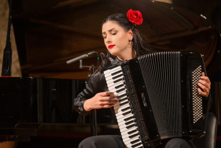 FOTO: Doma baznīcā ar vērienu pirmizrādīta jaunā koncertprogramma “3 Soprano”