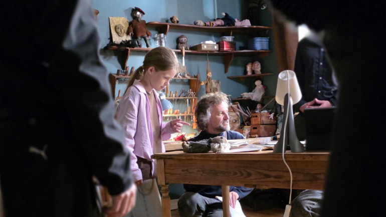 FOTO: Noslēgusies piedzīvojumu fantāzijas filmas “Kristofers un divu pasauļu atslēga” filmēšana Ogrē