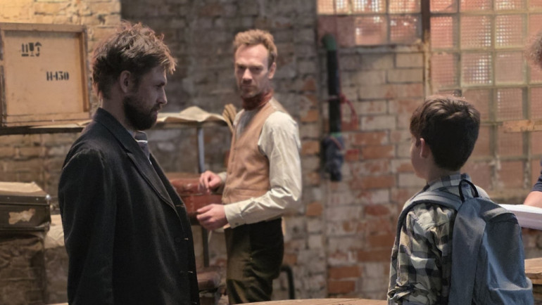 FOTO: Noslēgusies piedzīvojumu fantāzijas filmas “Kristofers un divu pasauļu atslēga” filmēšana Ogrē