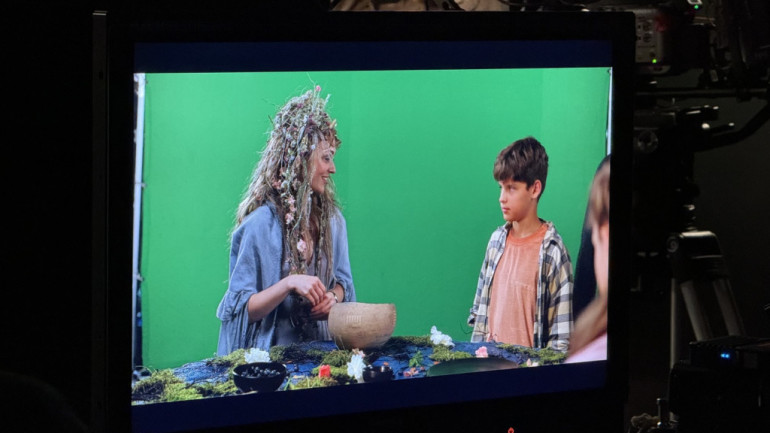 FOTO: Noslēgusies piedzīvojumu fantāzijas filmas “Kristofers un divu pasauļu atslēga” filmēšana Ogrē