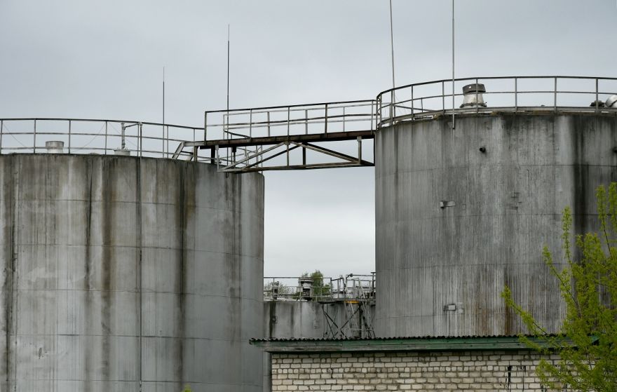 Rēzeknē naftas produktu uzglabāšanas objektā ietriekušies divi droni