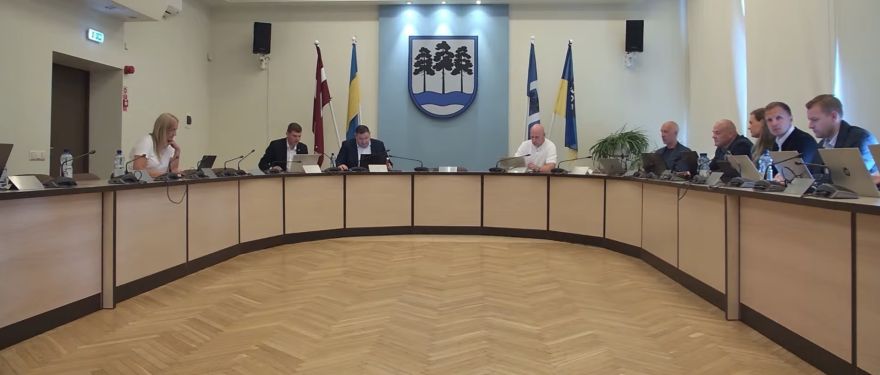 Stunda, lai pateiktu jā kafejnīcai. Domes ārkārtas sēdes apskats
