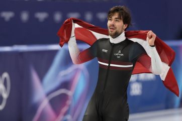Attēls rakstam: Roberts Krūzbergs ieslido vēsturē - Latvijai pirmā medaļa olimpisko spēļu šorttreka sacensībās