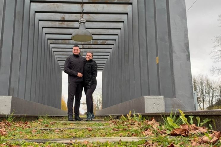 Attēls rakstam: FOTO: Deputāts Ratnieks ar sievu viesojies Ķeipenē, kur abu pastaigai pievienojies negaidīts ceļabiedrs