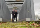 Attēls rakstam: FOTO: Deputāts Ratnieks ar sievu viesojies Ķeipenē, kur abu pastaigai pievienojies negaidīts ceļabiedrs