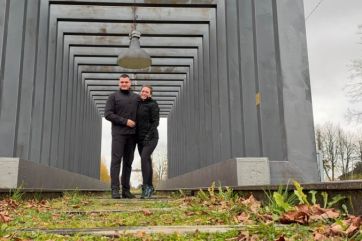 Attēls rakstam: FOTO: Deputāts Ratnieks ar sievu viesojies Ķeipenē, kur abu pastaigai pievienojies negaidīts ceļabiedrs