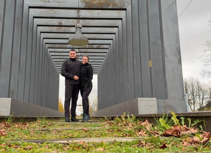 FOTO: Deputāts Ratnieks ar sievu viesojies Ķeipenē, kur abu pastaigai pievienojies negaidīts ceļabiedrs