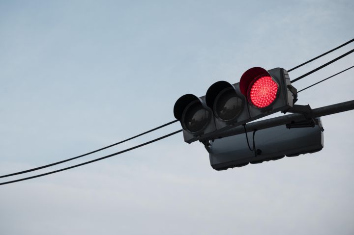 Suntažos un Ogrē automašīnas vadītāji neievēro luksofora aizliedzošo signālus