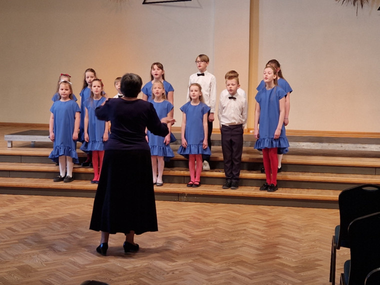 FOTO: 1.-4. klašu skolēni priecē ar dziesmām koru skatē