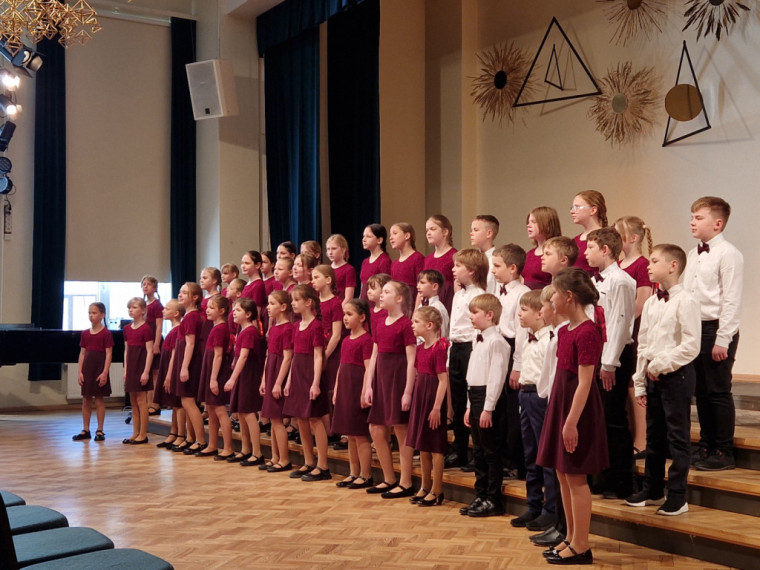 FOTO: 1.-4. klašu skolēni priecē ar dziesmām koru skatē