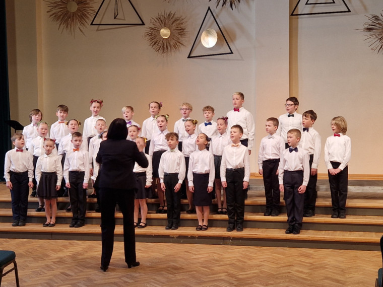 FOTO: 1.-4. klašu skolēni priecē ar dziesmām koru skatē