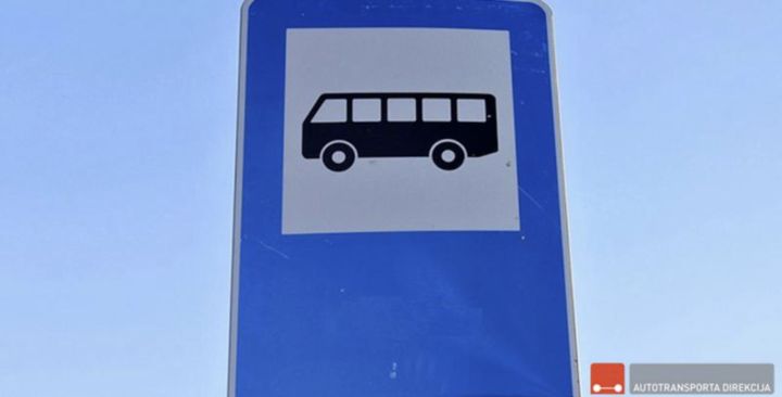 Suntažu pagastā iegravē uzrakstu pieturvietā