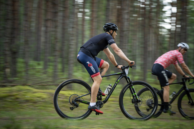 FOTO: Aizvadīti pirmie Ogres Velo apļi