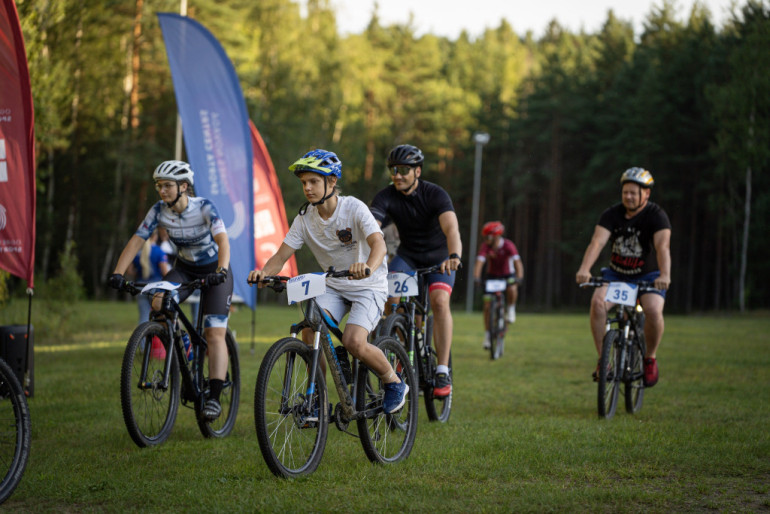 FOTO: Aizvadīti pirmie Ogres Velo apļi