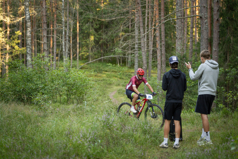 FOTO: Aizvadīti pirmie Ogres Velo apļi