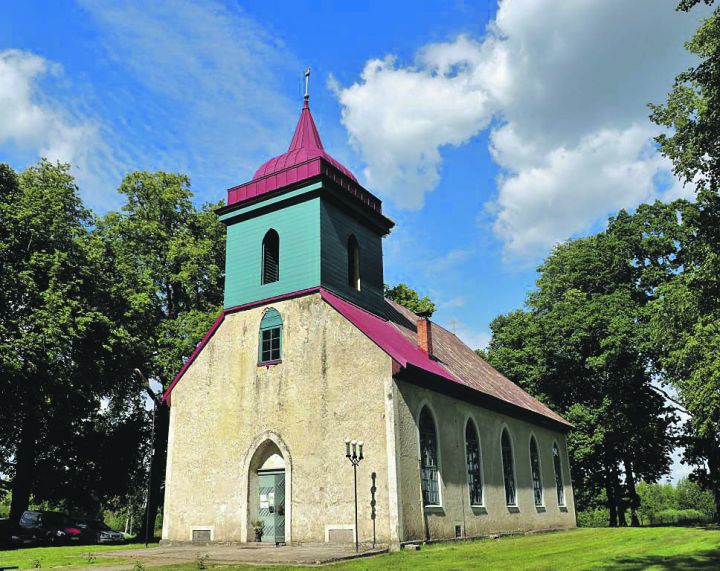 Krapes luterāņu baznīca un dižgari