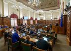 Attēls rakstam: Atbild iedzīvotāji: Vai jūs kādreiz paklausāties pašvaldības domes vai Saeimas sēdes? Vai interesē politiķu darbs?