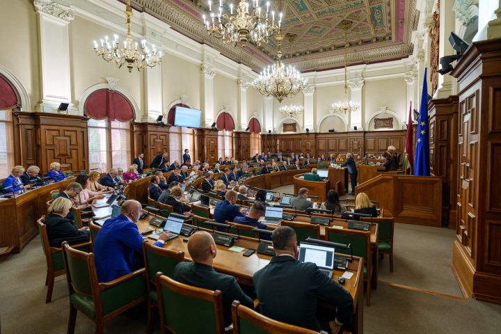 Atbild iedzīvotāji: Vai jūs kādreiz paklausāties pašvaldības domes vai Saeimas sēdes? Vai interesē politiķu darbs?