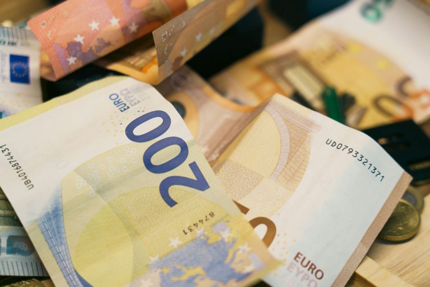 Ogrē viltus likumsargi izkrāpj prāvu naudas summu; Ikšķilē un Ogrē krāpnieki sūta īsziņas