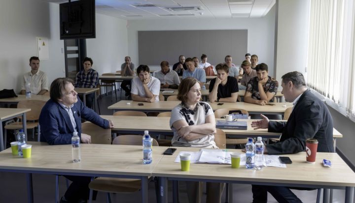 RTU mācību spēki un studenti ar domes deputātiem diskutē par transporta plūsmas organizēšanu Ogrē