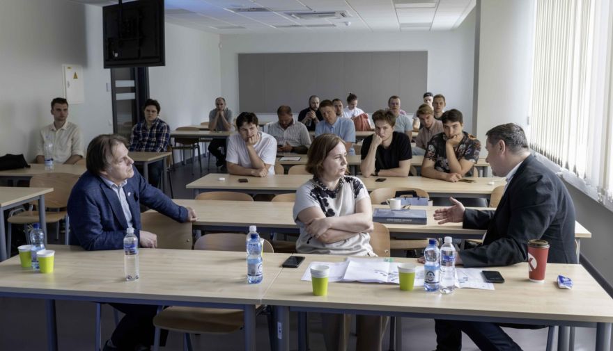 RTU mācību spēki un studenti ar domes deputātiem diskutē par transporta plūsmas organizēšanu Ogrē