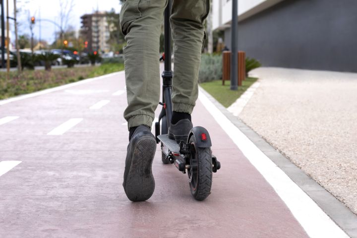 Saeimas Budžeta komisija: OCTA turpmāk būs nepieciešama arī elektroskrejriteņiem