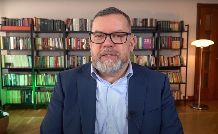 Līdzās politikai - par savu dzīvi ticībā. Jau simtais raidījums, ko politologs velta atkarīgajiem