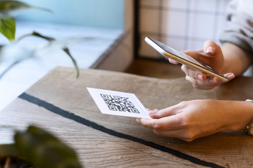 Brīdina par QR kodu izmantošanu krāpniecībā