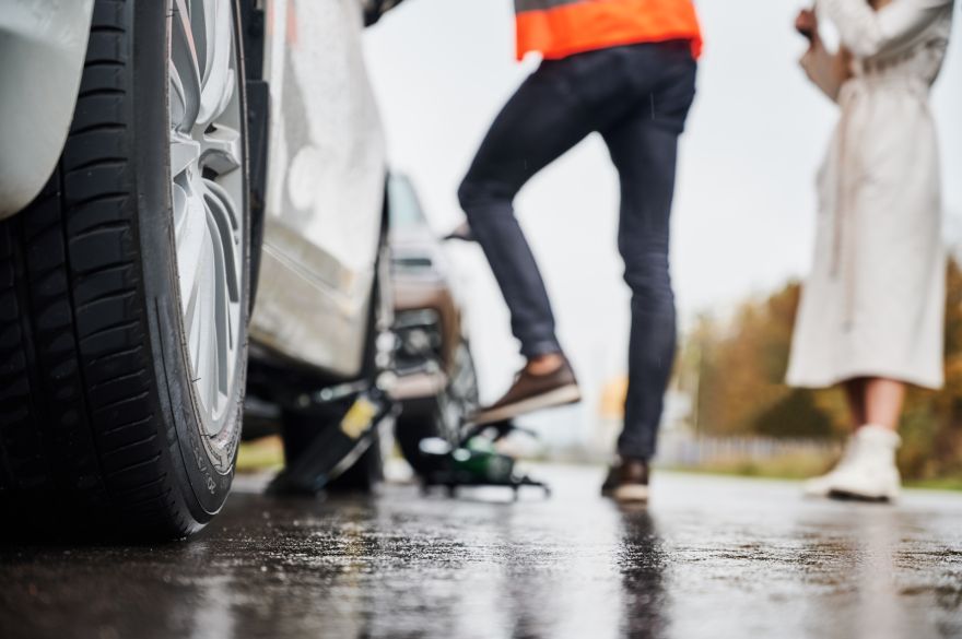 Ķegumā neadekvāts vīrietis spārda auto