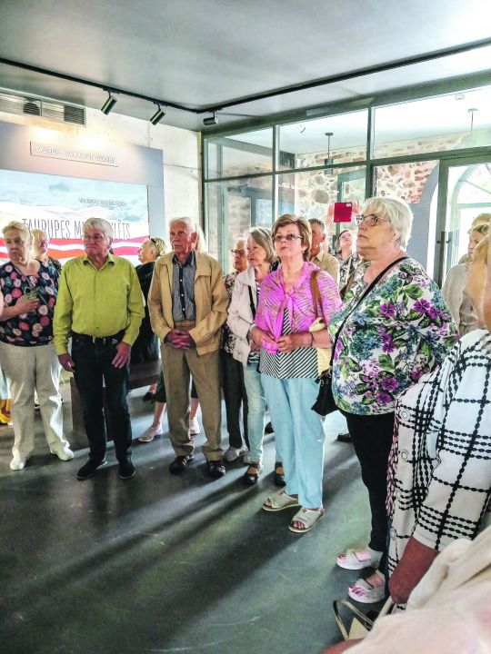 Seniori apmeklē atdzimušo Taurupes klēti