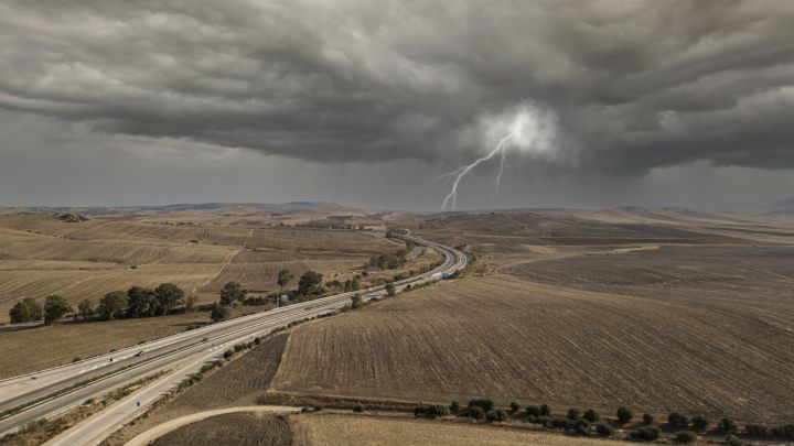 Pirmdien valsts austrumu daļā iespējams spēcīgs pērkona negaiss - ar vētru un lielu krusu