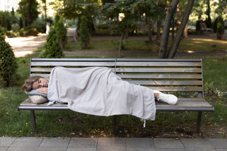 Attēls rakstam: Kādā Ogres krustojumā uz ietves guļ persona