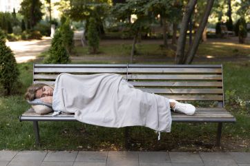 Attēls rakstam: Kādā Ogres krustojumā uz ietves guļ persona