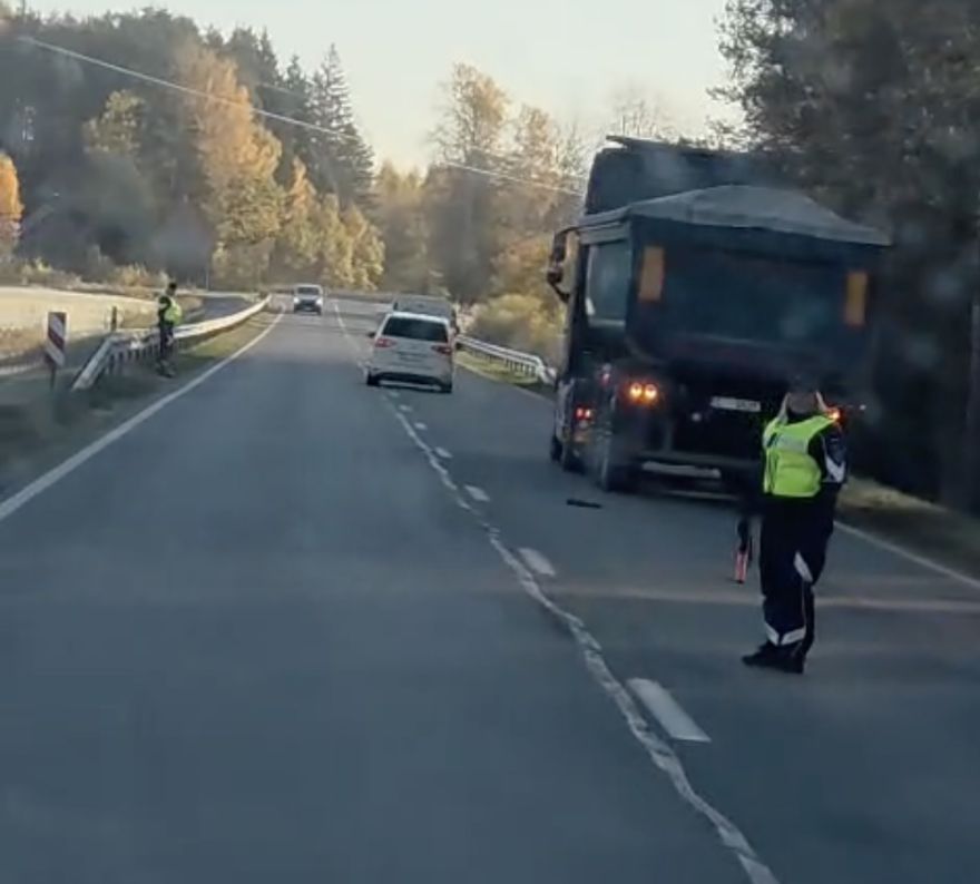 VIDEO.Traģēdija Tīnūžu pagastā: kravas automašīna uzbrauc gājējam