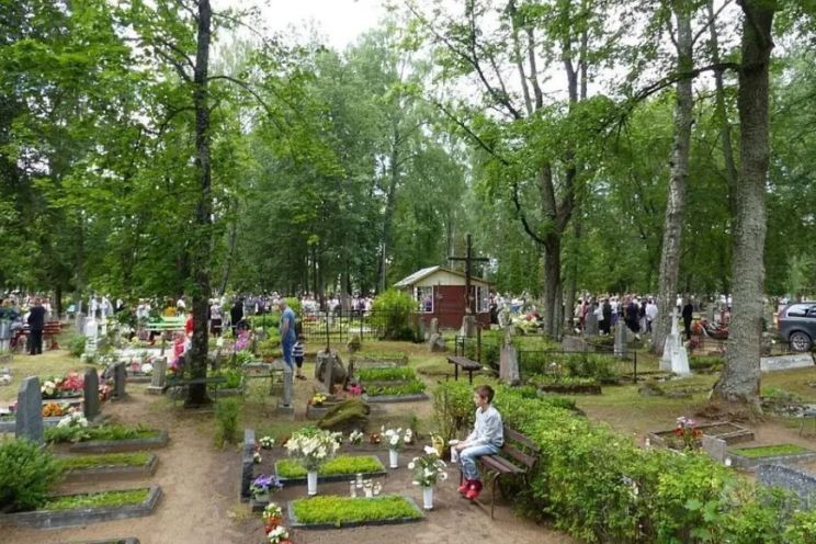 Attēls rakstam: Atbild iedzīvotāji. Cik nozīmīga jums ir latviešu kapu kultūra?