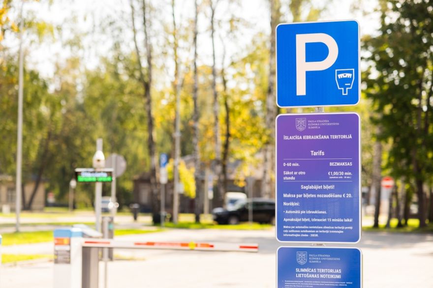 “Stradiņu teritorija kā lidlauks"  jeb kā rakstniece Ieva Veide savu vecmāmiņu dabūja ārā no auto stāvvietas