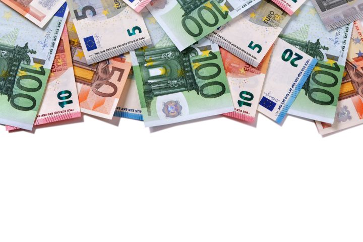 Ogrē konstatē monētu un banknoti ar viltojuma pazīmēm 