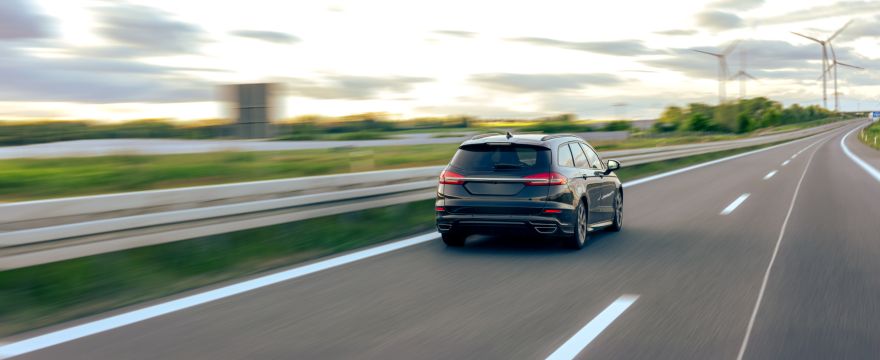 Emocijas, steiga, adrenalīns: psiholoģe skaidro, kāpēc šoferi veic dzīvībai bīstamus manevrus