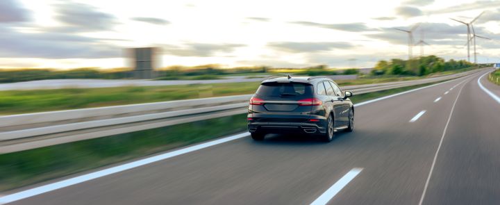 Emocijas, steiga, adrenalīns: psiholoģe skaidro, kāpēc šoferi veic dzīvībai bīstamus manevrus