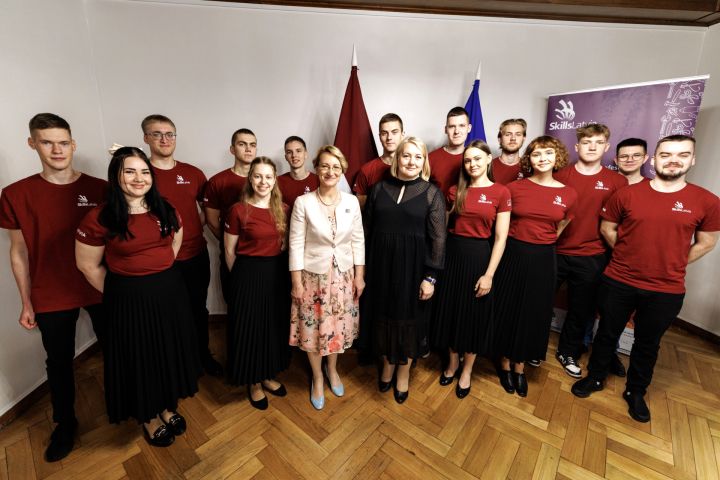Latvijas komanda, arī 2 Ogres tehnikuma absolventi, pirms došanās uz EuroSkills tikās ar izglītības un zinātnes ministri